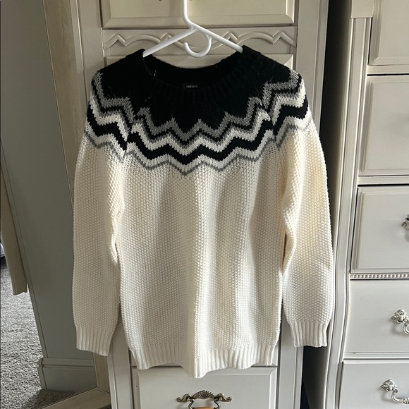 Forever 21 Black and White Chevron Sweater - Picture 1 of 3